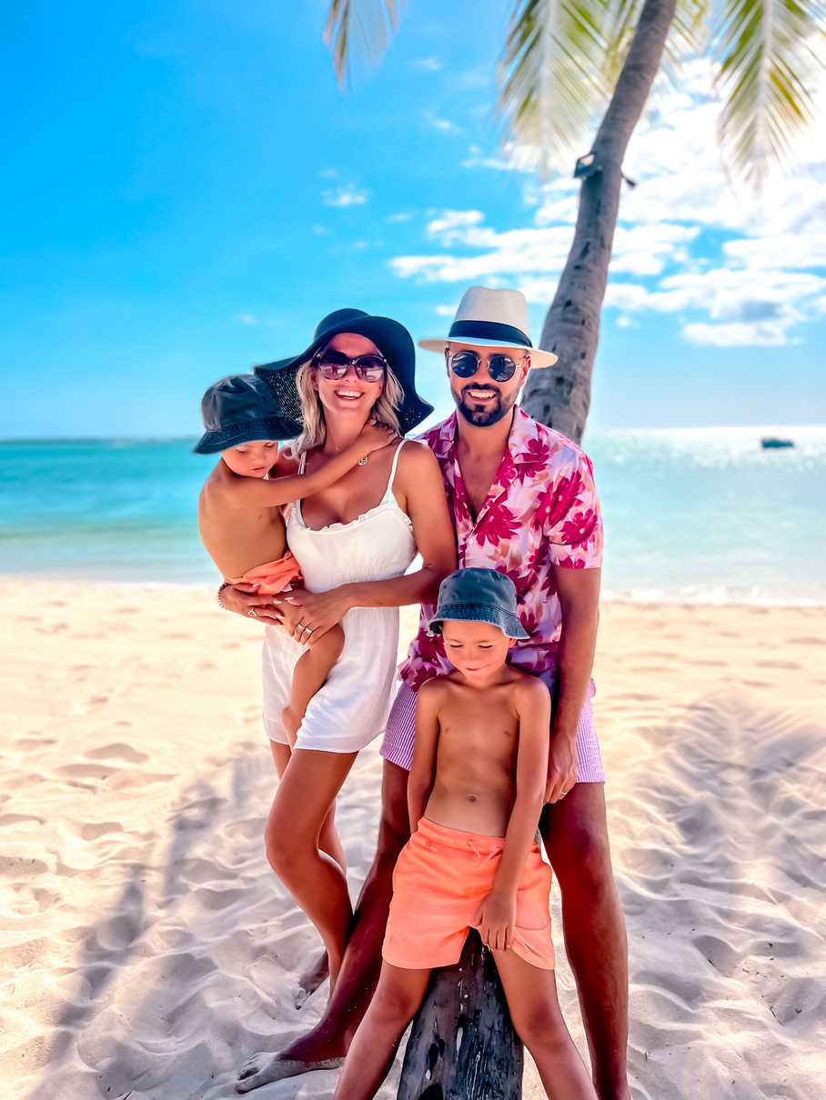 Solenn, Kevin et leurs deux enfants sur une plage