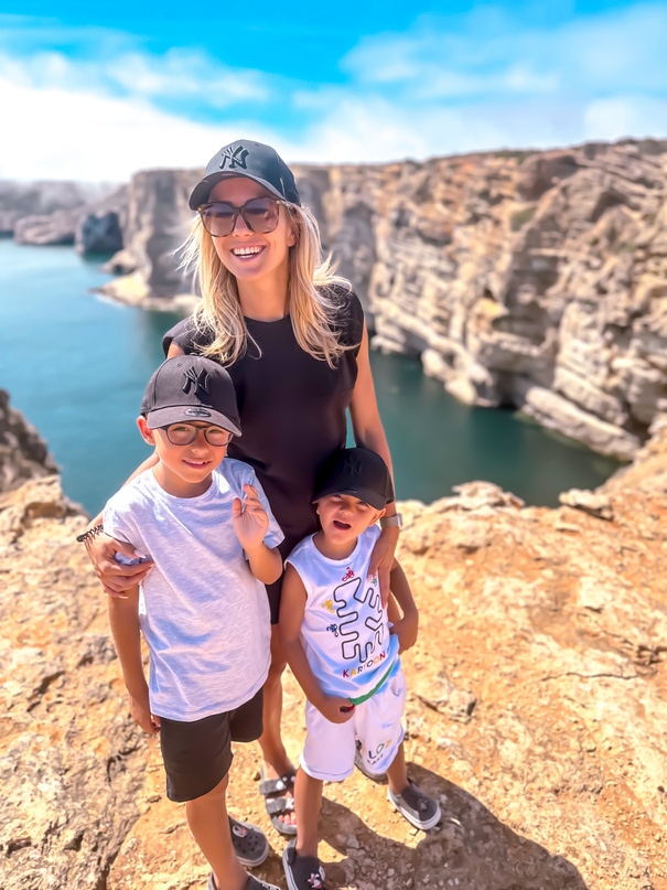 Solenn avec ses deux enfants au Portugal