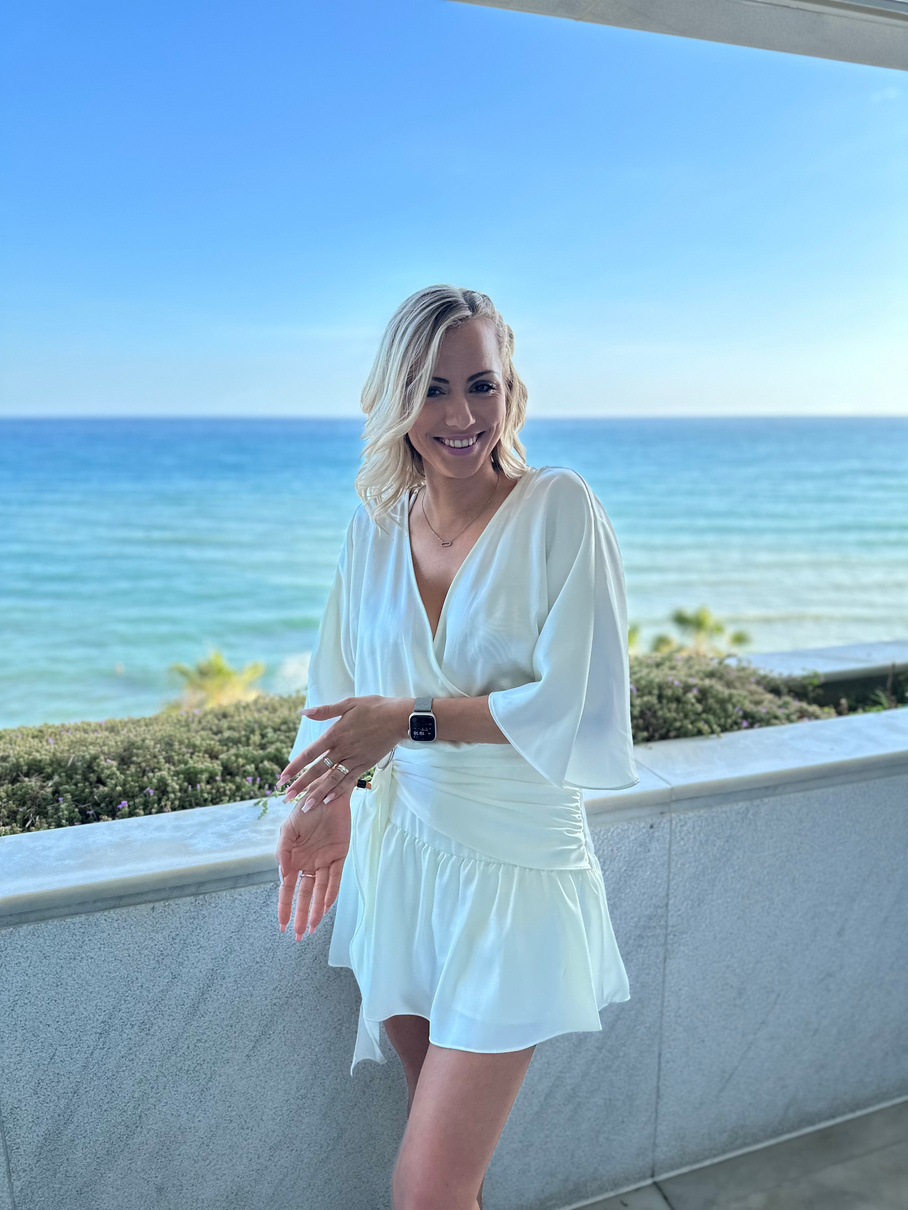 Solenn Dias souriante face à la mer au Portugal